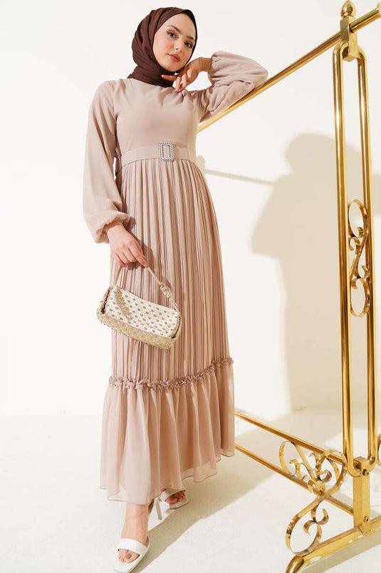 فستان شيفون مطوي مع حزام وكشكشة باللون البيج