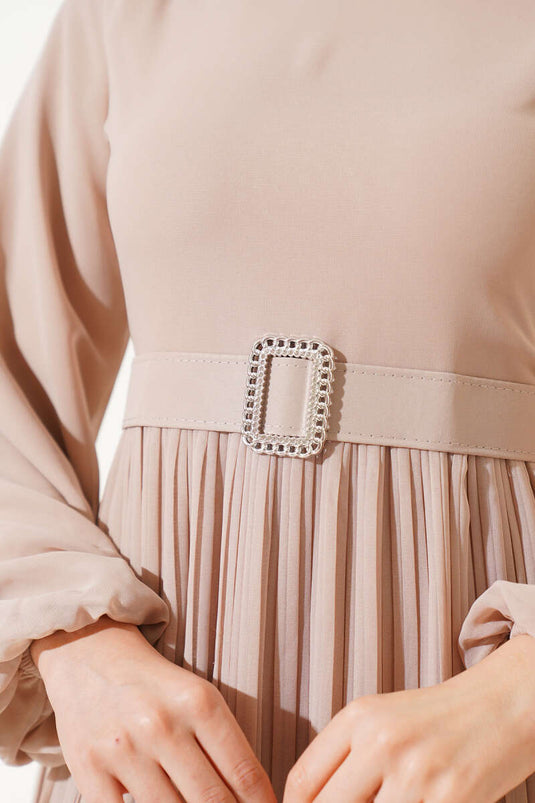 فستان شيفون مطوي مع حزام وكشكشة باللون البيج