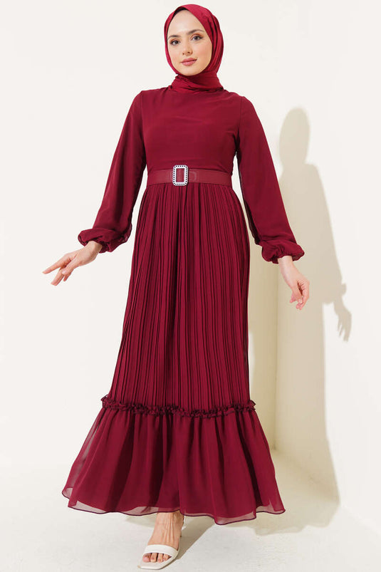 Robe en mousseline plissée à volants et ceinture bordeaux