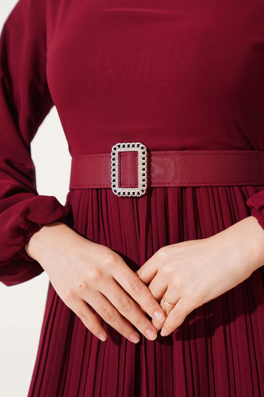 Robe en mousseline plissée à volants et ceinture bordeaux