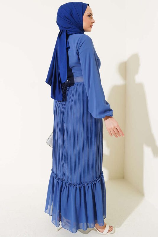 Plissiertes Chiffonkleid mit Rüschen und Gürtel Indigo