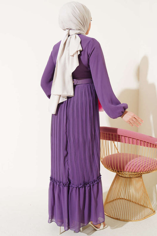 Chiffonkleid mit Plissierung, Rüschen und Gürtel Flieder