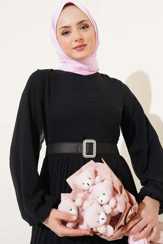 Robe en mousseline plissée à volants et ceinture noire