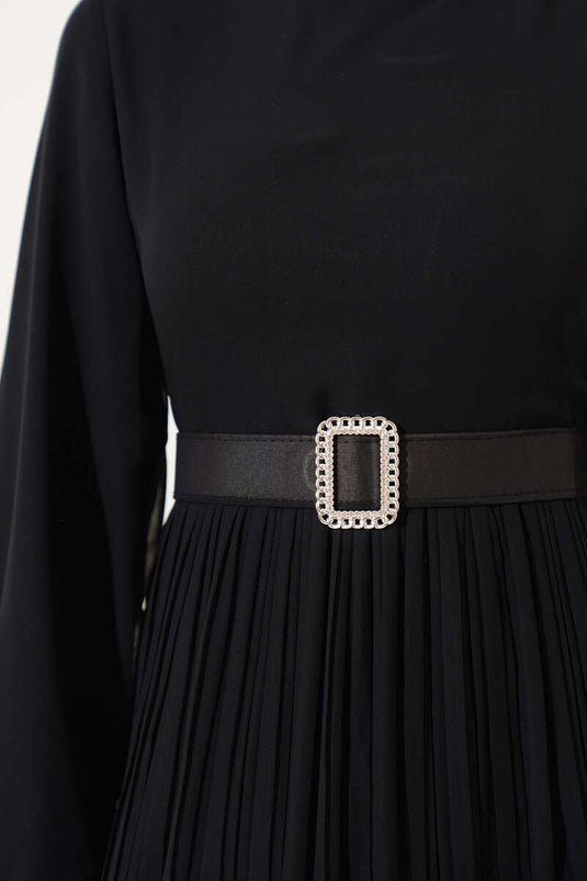 Robe en mousseline plissée à volants et ceinture noire