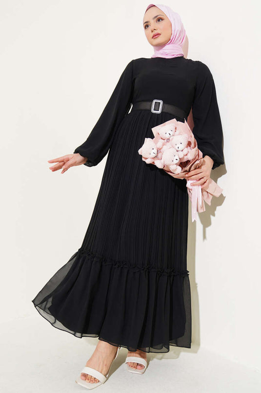 Robe en mousseline plissée à volants et ceinture noire