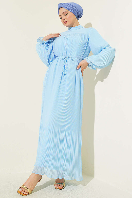 Robe de soirée plissée à cordon bleu