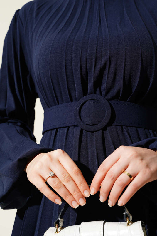 Plissiertes, tailliertes Ayrobin-Kleid, marineblau