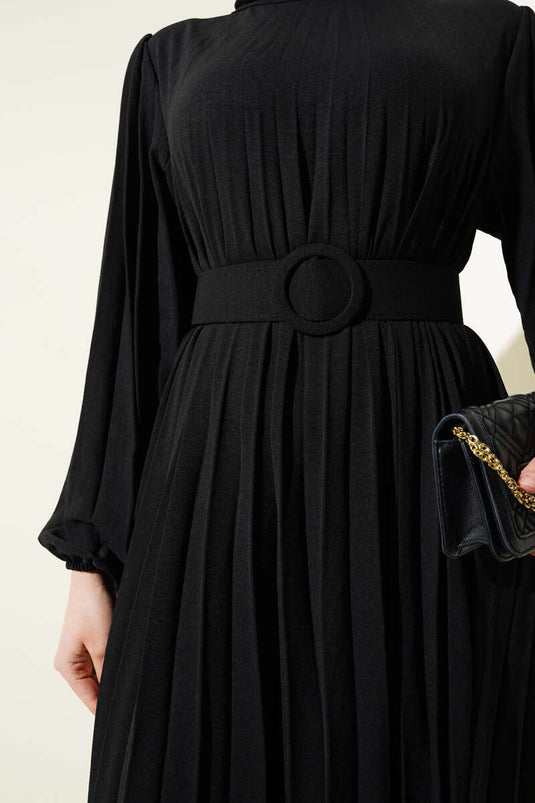 Schwarzes, plissiertes Ayrobin-Kleid mit Gürtel