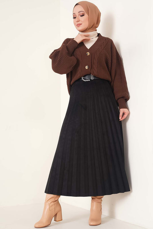 تنورة من جلد الغزال مطوي باللون الأسود