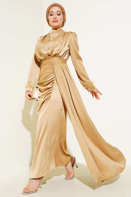 Robe plissée à plumes et poignets Latte