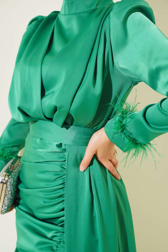Plissiertes Kleid mit Federmanschetten Grün