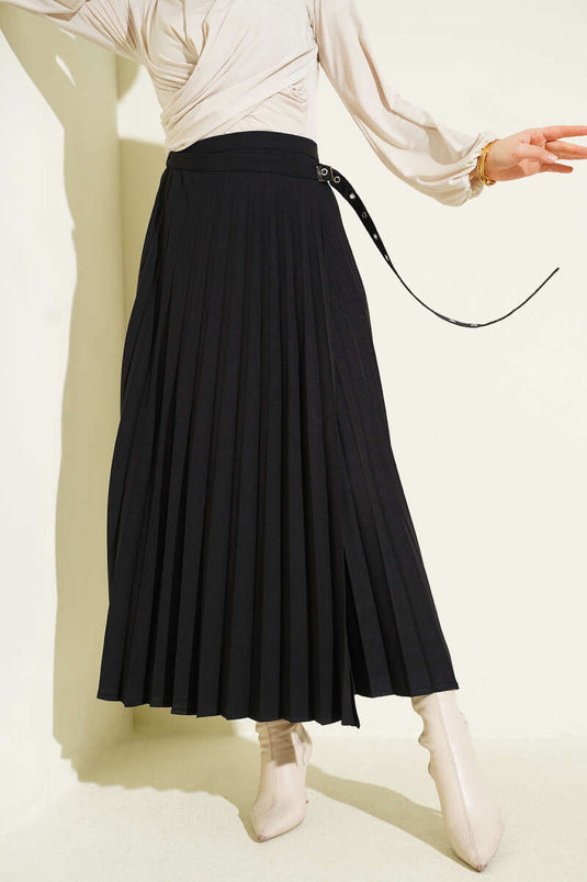Jupe noire avec ceinture latérale plissée