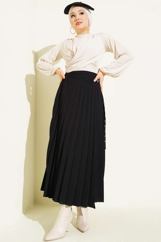 Jupe noire avec ceinture latérale plissée