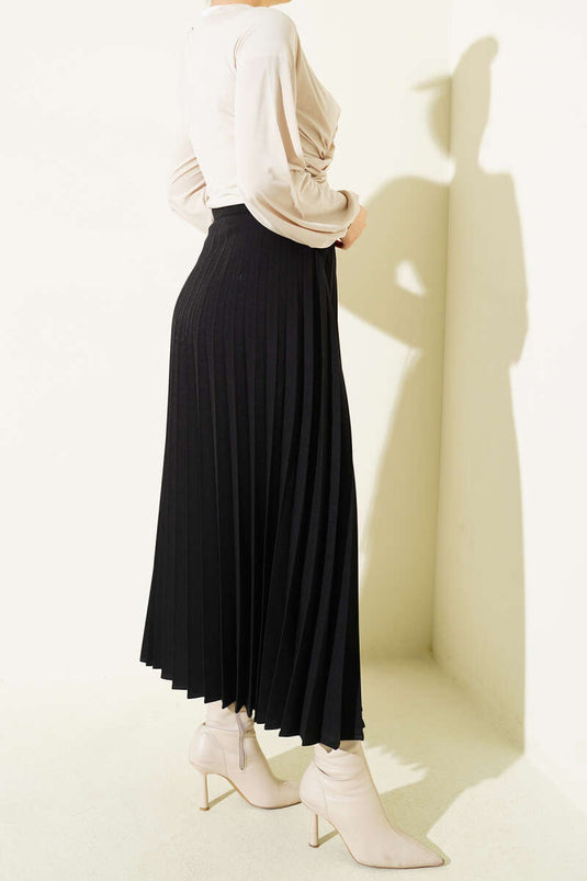 Jupe noire avec ceinture latérale plissée