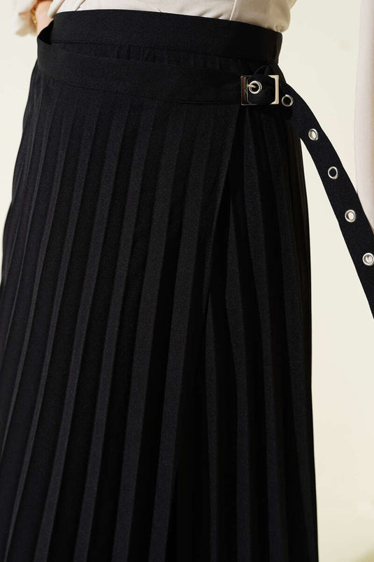 Jupe noire avec ceinture latérale plissée