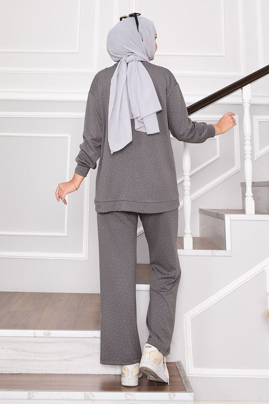 بدلة لامعة من قطعتين برقبة دائرية رمادية