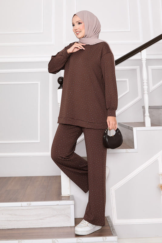 بدلة لامعة من قطعتين برقبة دائرية بنية اللون