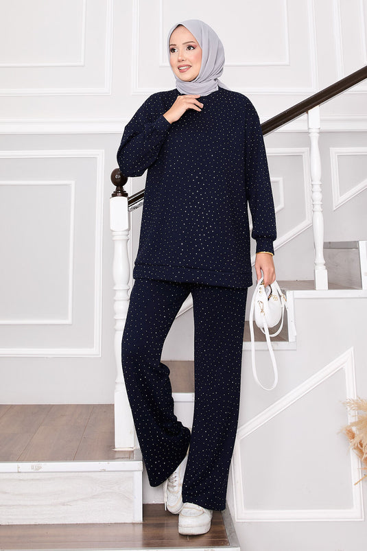 بدلة لامعة من قطعتين برقبة دائرية باللون الأزرق الداكن