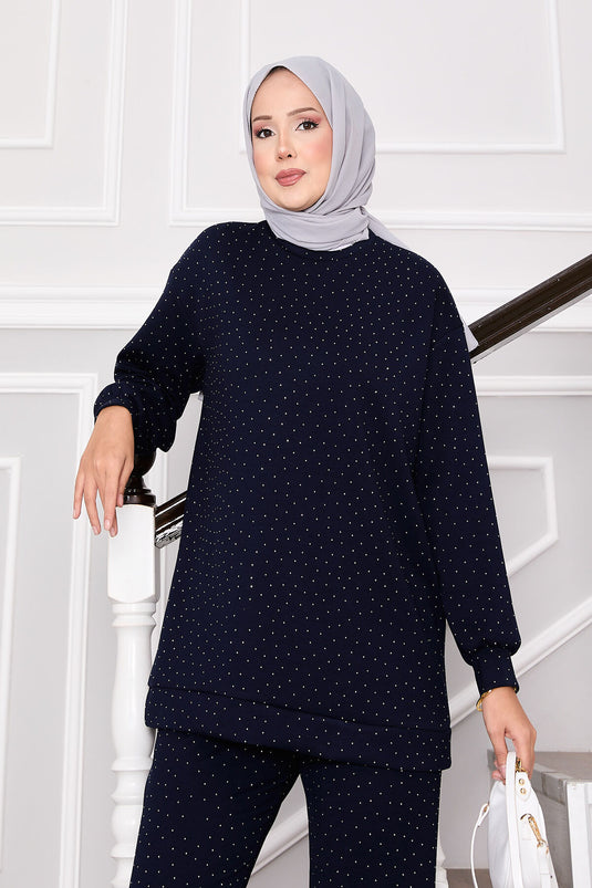 بدلة لامعة من قطعتين برقبة دائرية باللون الأزرق الداكن