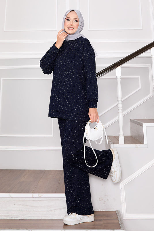 بدلة لامعة من قطعتين برقبة دائرية باللون الأزرق الداكن