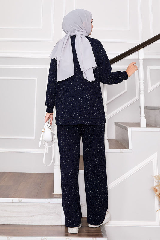 بدلة لامعة من قطعتين برقبة دائرية باللون الأزرق الداكن