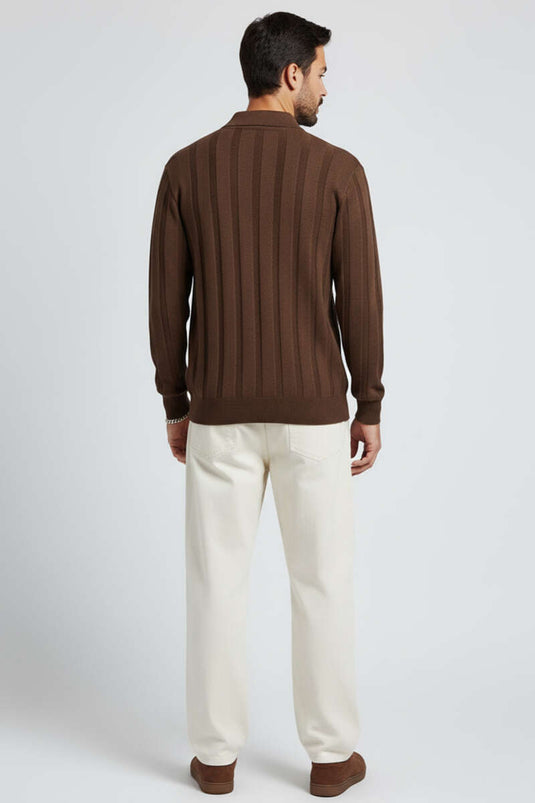 كنزة رجالية بياقة بولو وتفاصيل حياكة على شكل خلية نحل، بني