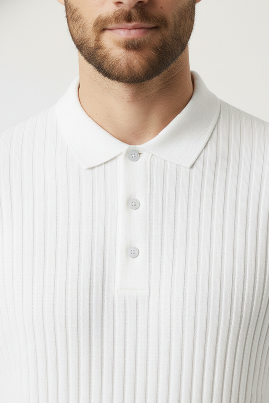 قميص رجالي بياقة بولو وأكمام طويلة بلون عاجي