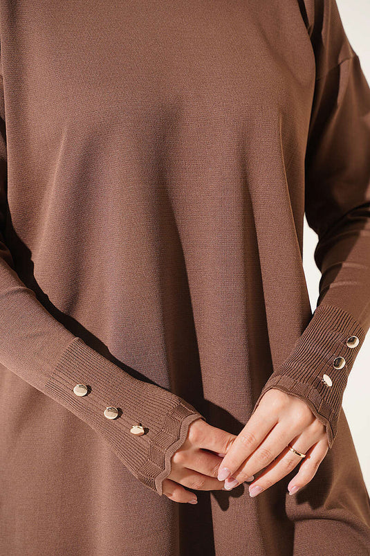 Tunica In Maglia Con Collo Alto In Marrone E Dettagli In Poliestere