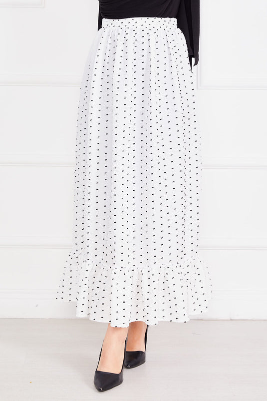 تنورة بيضاء منقوشة بالخرز