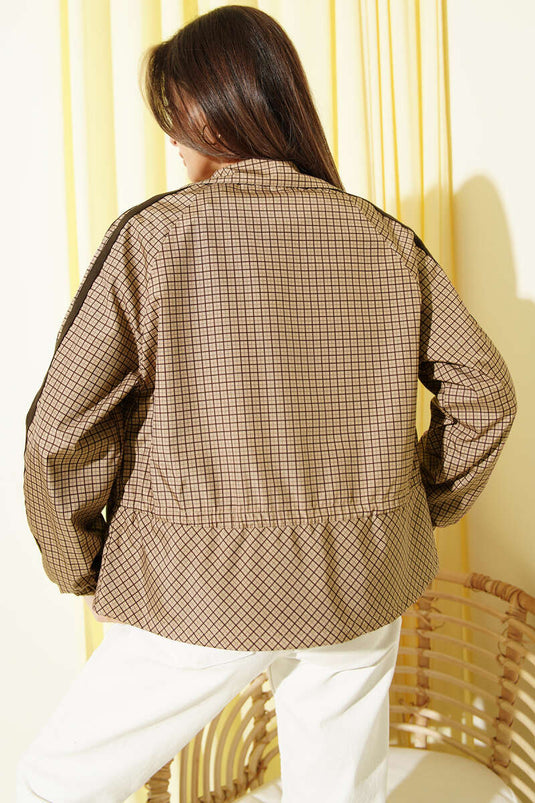 معطف ترنش قصير بنقشة مربعات صغيرة مع رباط عند الخصر بلون الجمل