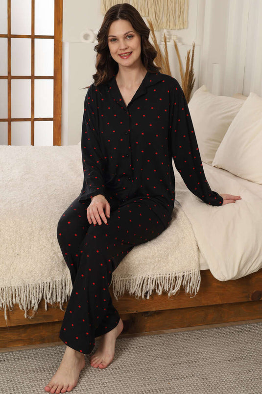 طقم بيجامة بأزرار بنقشة منقط باللونين الأسود والأحمر