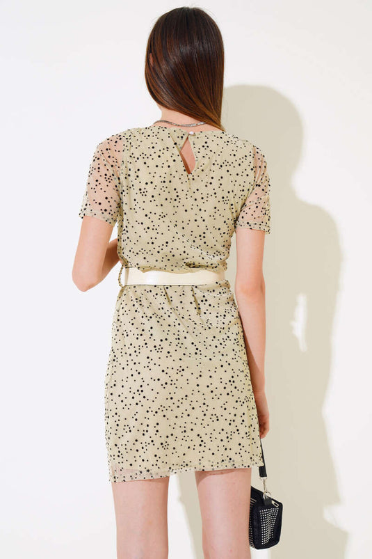 Robe courte beige à pois avec ceinture