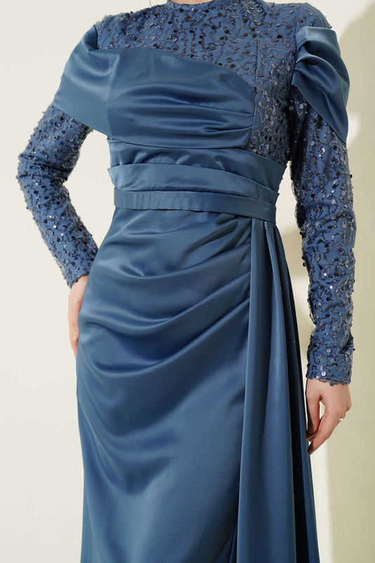 Robe de soirée à queue avec détails en paillettes bleue