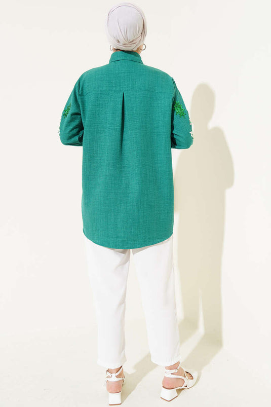 قميص مطرز بالترتر باللون الأخضر
