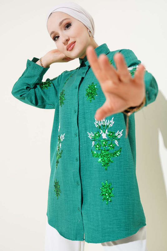 قميص مطرز بالترتر باللون الأخضر