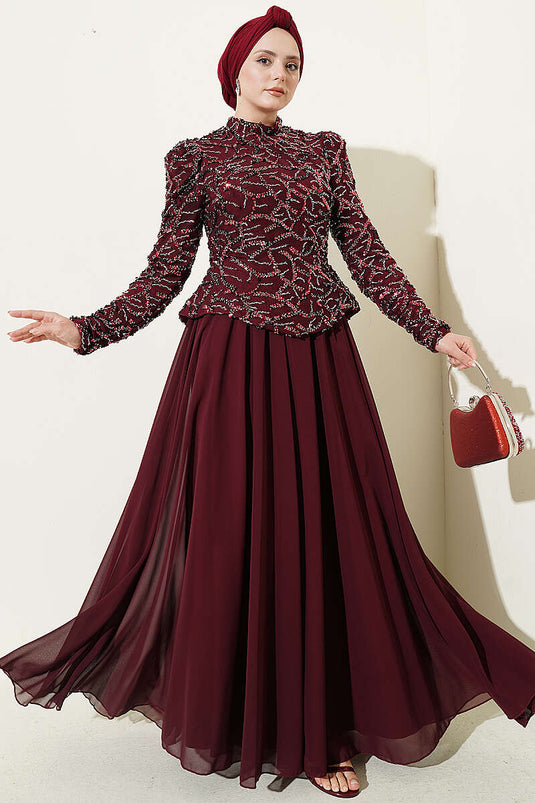 Robe de soirée bordeaux ornée de paillettes et perles