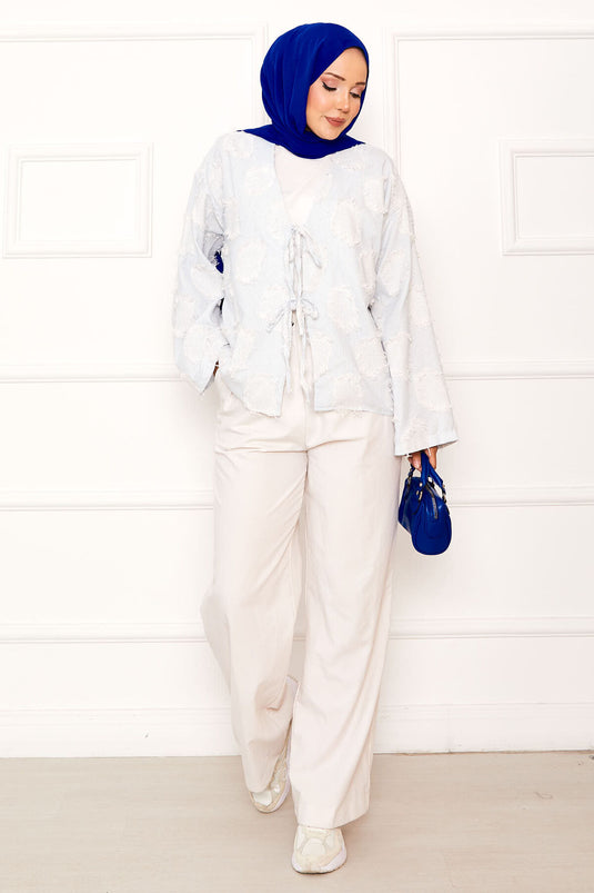 Kimono bleu à nouer sur le devant et détails à pompons