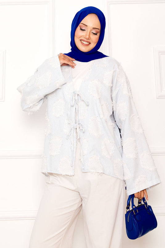 Kimono bleu à nouer sur le devant et détails à pompons