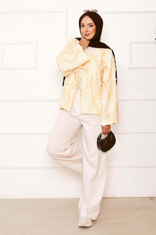 Kimono jaune à nouer sur le devant et détails à pompons