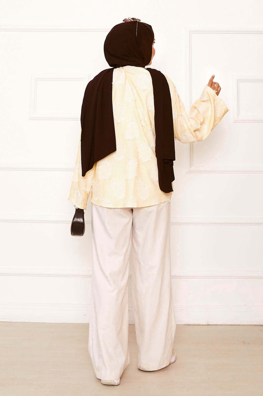 Kimono jaune à nouer sur le devant et détails à pompons