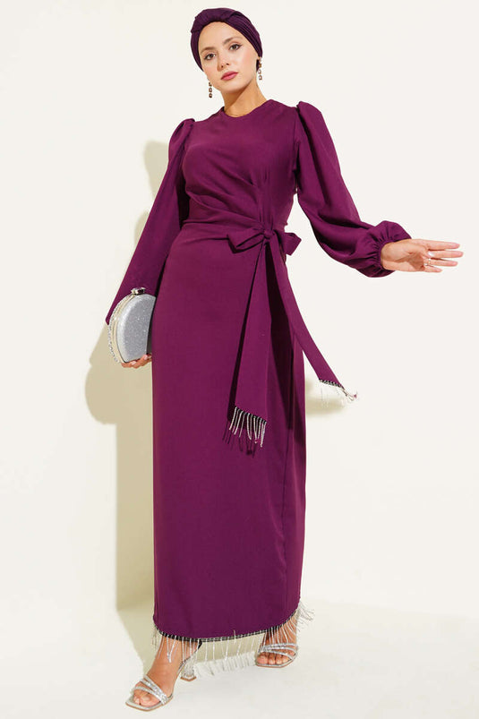 Robe de soirée violette à pampilles et pierres nouées sur le côté