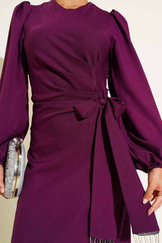 Robe de soirée violette à pampilles et pierres nouées sur le côté