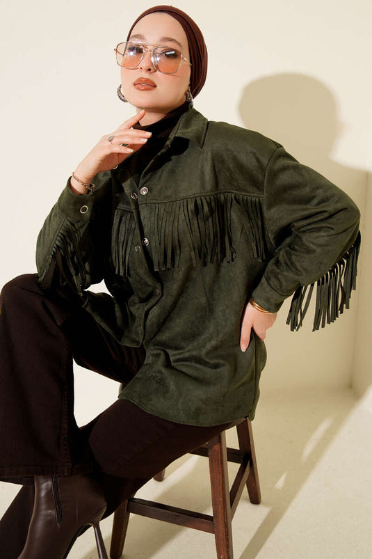 جاكيت من جلد الغزال بأزرار مزينة بالشراريب باللون الكاكي