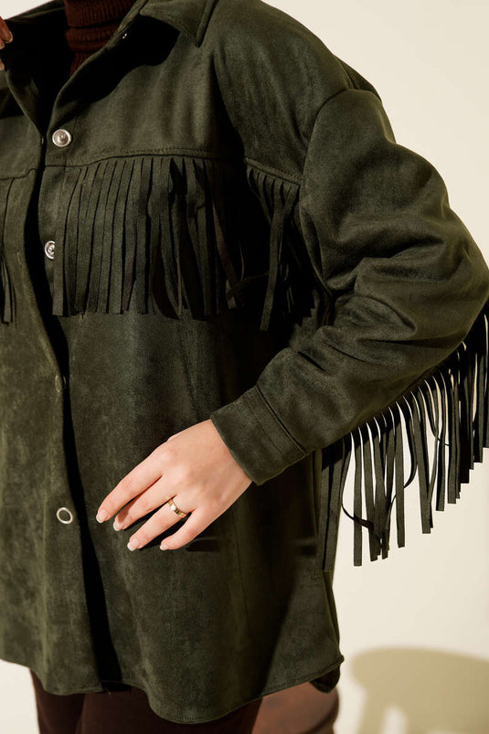 جاكيت من جلد الغزال بأزرار مزينة بالشراريب باللون الكاكي