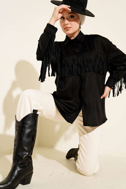 سترة من جلد الغزال بأزرار مزينة بالشراشيب باللون الأسود