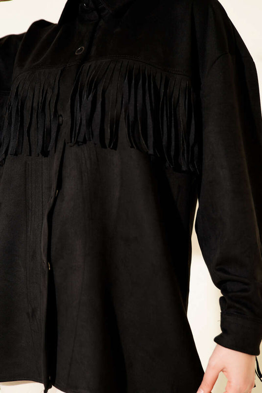 سترة من جلد الغزال بأزرار مزينة بالشراشيب باللون الأسود