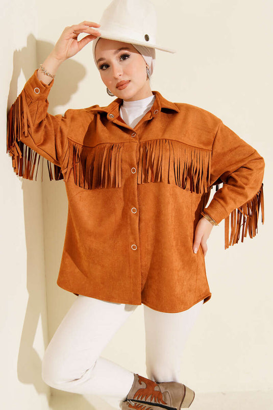 جاكيت من جلد الغزال بأزرار مزينة بالشراشيب باللون البني