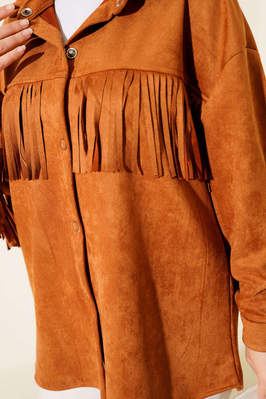 جاكيت من جلد الغزال بأزرار مزينة بالشراشيب باللون البني