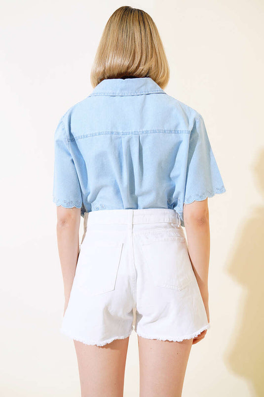 تنورة قصيرة من قماش الدنيم باللون الأبيض