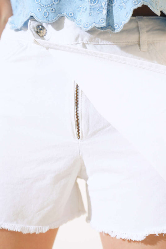 تنورة قصيرة من قماش الدنيم باللون الأبيض